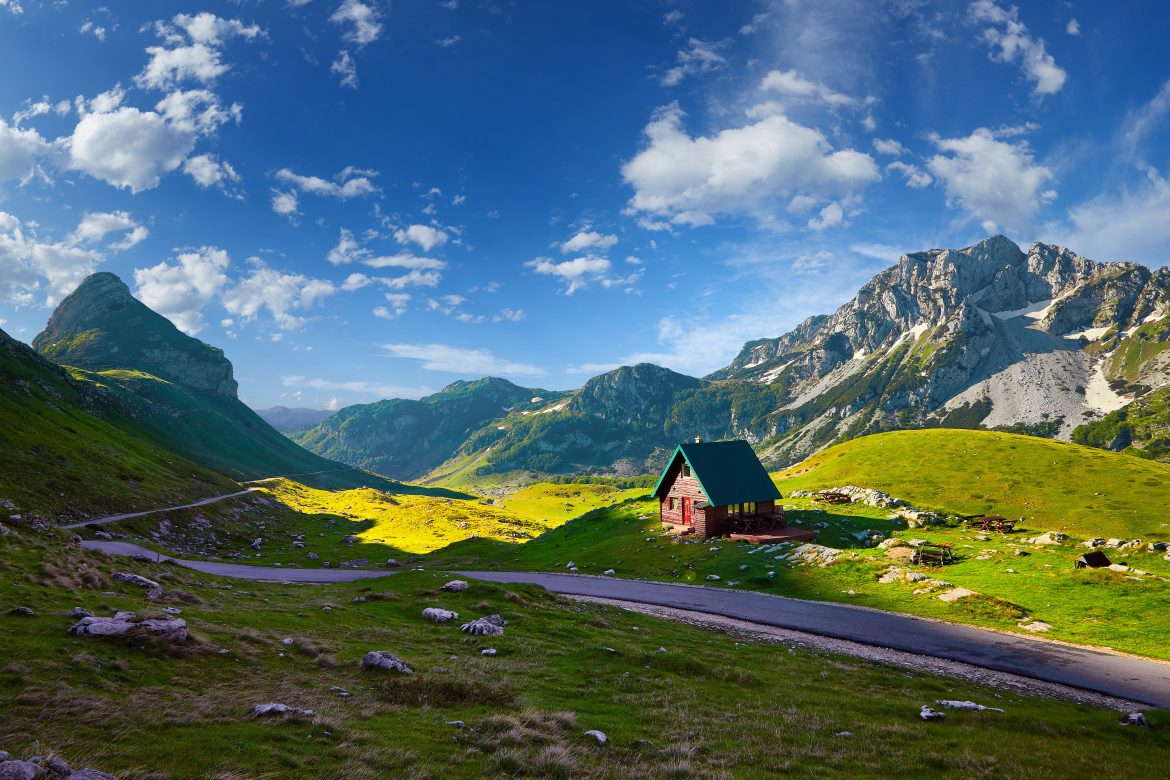 Magnifique coucher de soleil sur les montagnes du Durmitor, dans le parc national de la Méditerranée, au Monténégro, dans les Balkans, en Europe. Vue estivale lumineuse depuis le col de Sedlo.