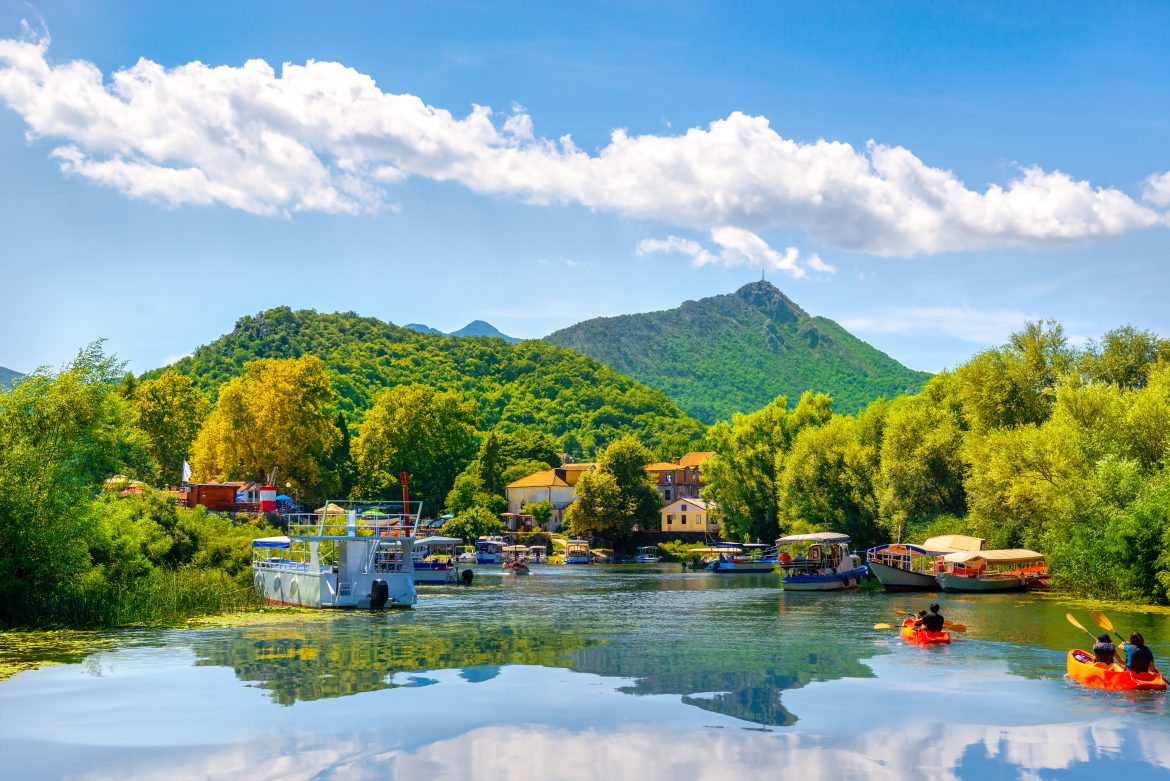 Village au bord d'une rivière du parc du lac Skadar, Monténégro
