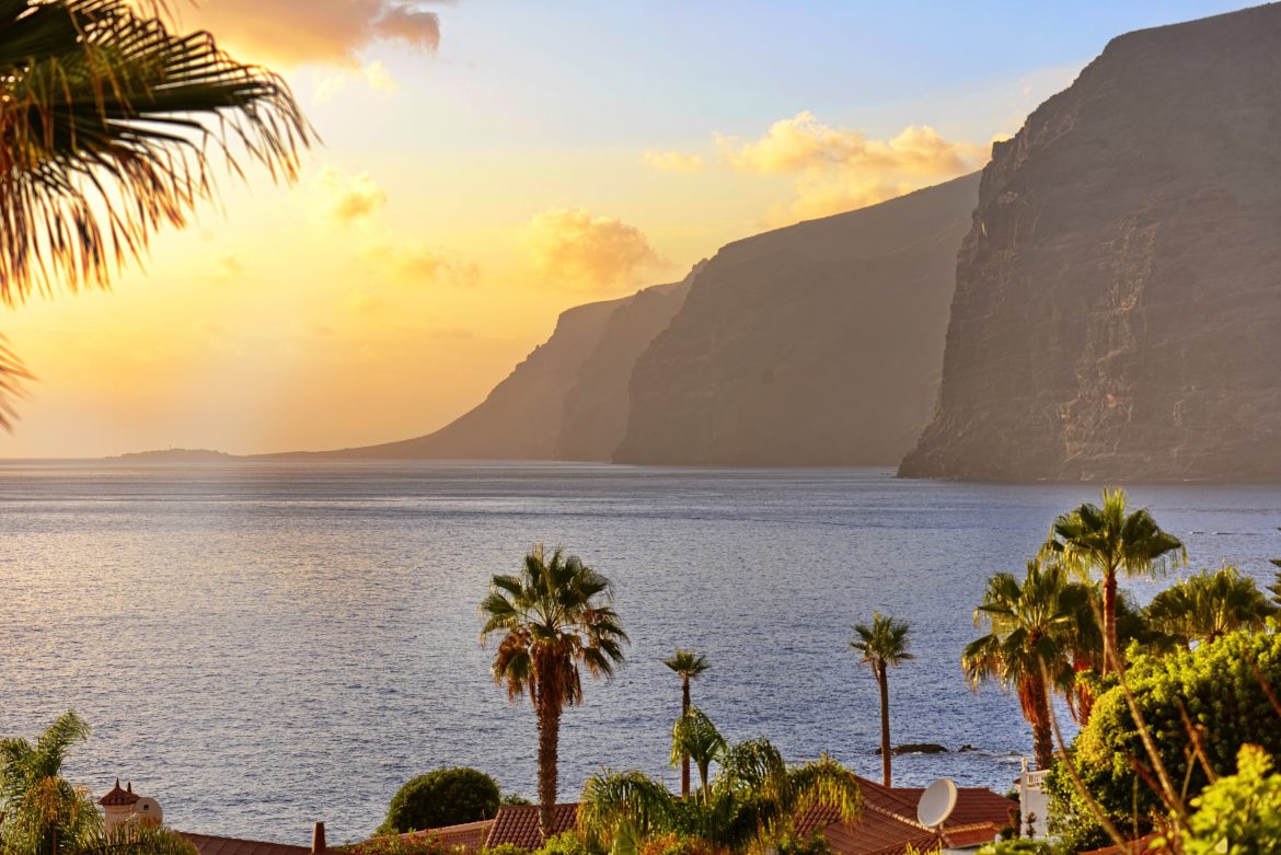 Côtes de Tenerife avec couché de soleil sur la mer