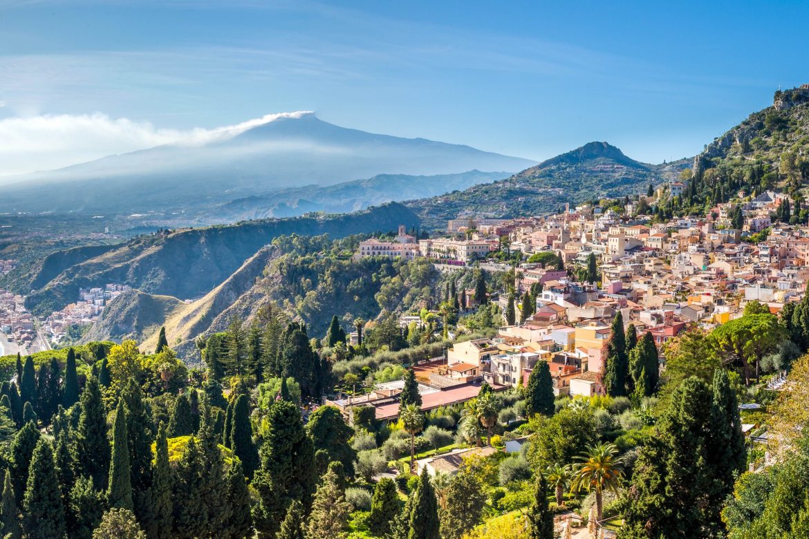 Vue sur Taormine avec l'Etna en arrière plan, en Sicile
