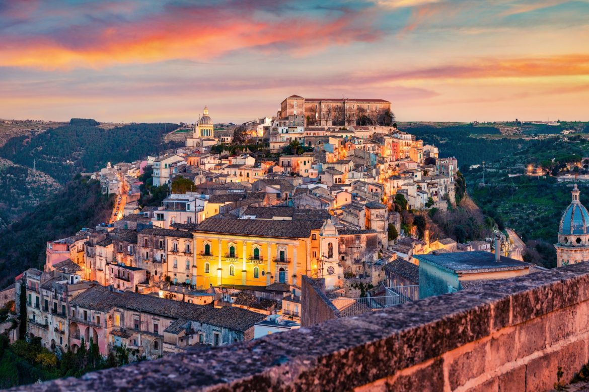 Vue aérienne de Ragusa à la tombée de la nuit, en Sicile