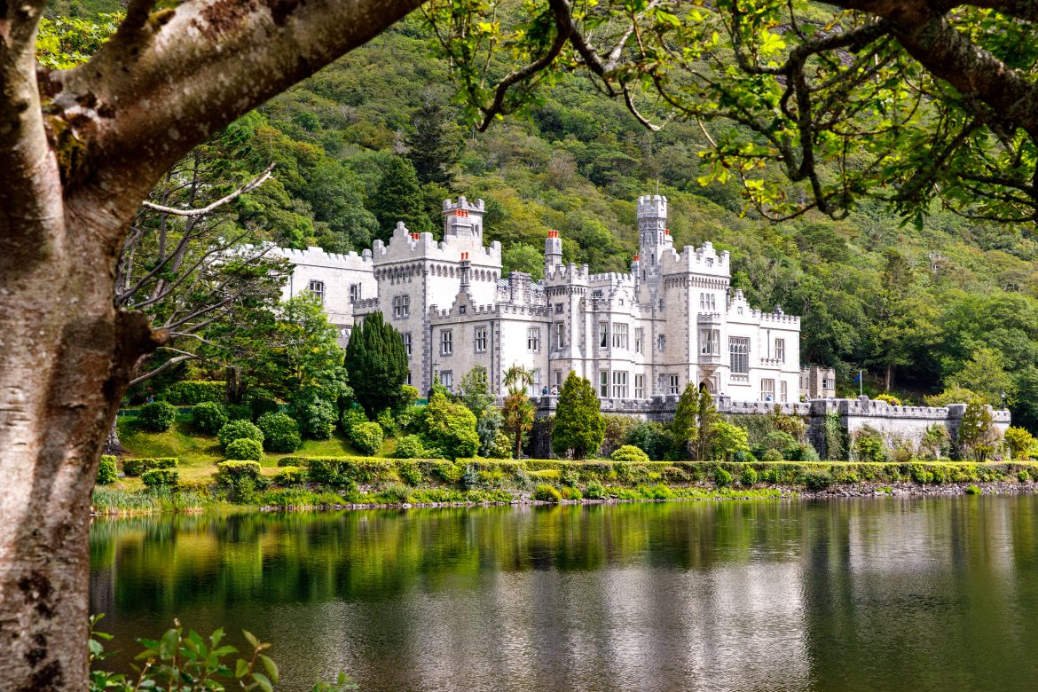 L'abbaye de Kylemore et ses reflets dans l'eau, dans le Connemara, comté de Galway, Irlande, Europe. Monastère bénédictin fondé en 1920 sur le domaine du château de Kylemore.