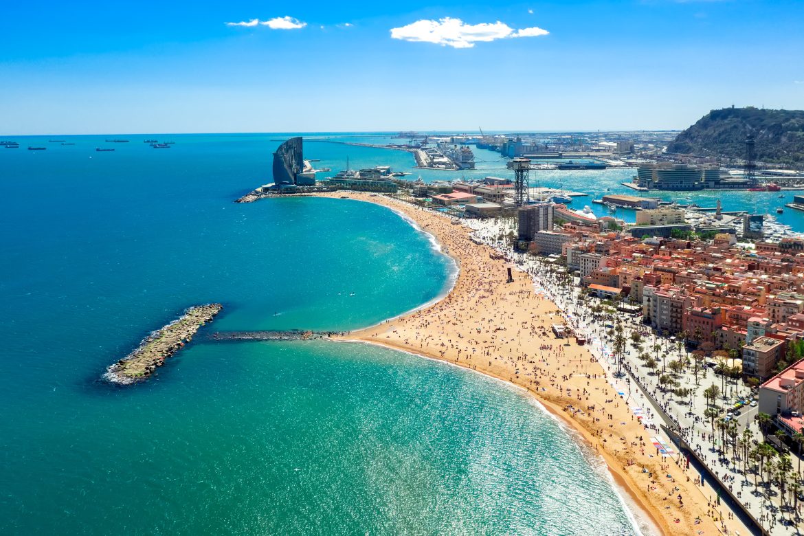 Vue aérienne de la plage centrale de Barcelone Sant Miquel Sebastian plage quartier de la Barceloneta et port de catalogne