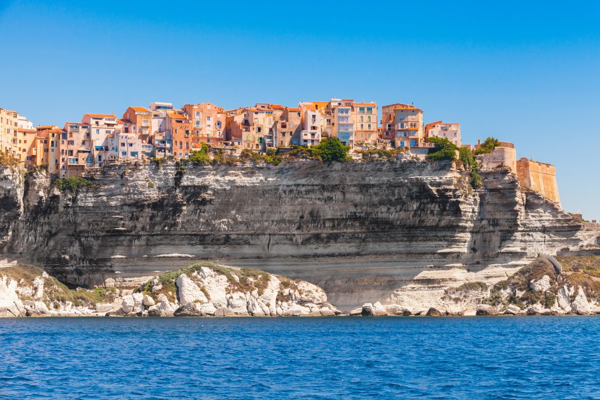 Maisons colorées sur la côte rocheuse de Bonifacio, Corse