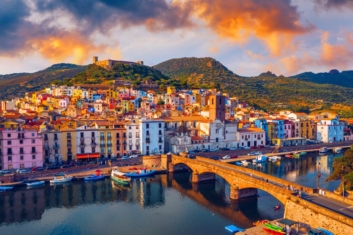 Magnifique vue de Bosa, en Sardaigne (Italie).