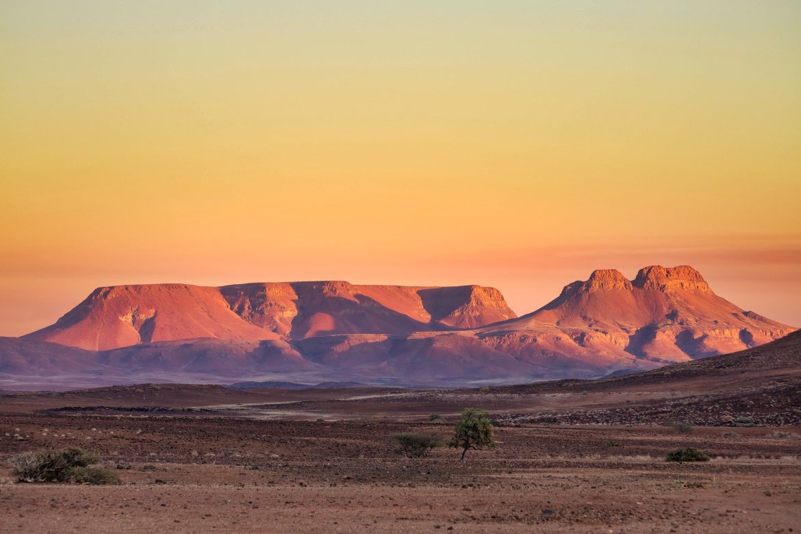 Lever de soleil sur les monts Brandberg, désert du Namib, Namibie
