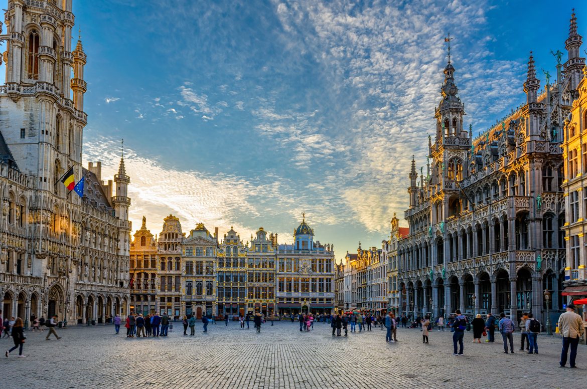 La Grand-Place avec l'Hôtel de Ville et la Maison du Roi à Bruxelles, en Belgique.
