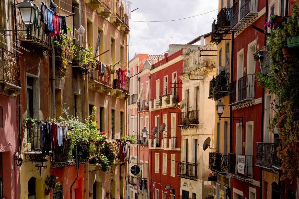 Maisons mitoyennes colorées à Cagliari, en Italie