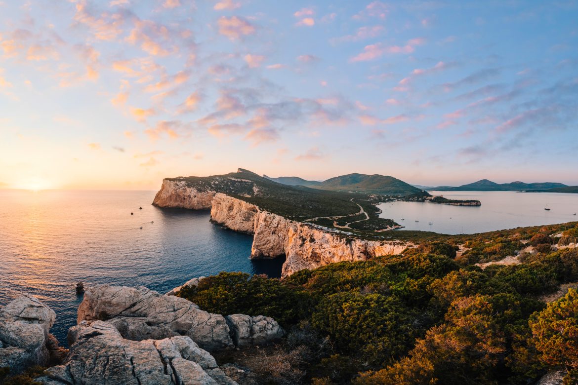 Vue sur les côtes de Capo Caccia au coucher du soleil