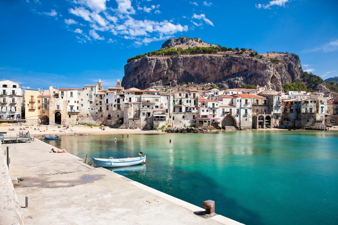 Magnifique vieux port avec des bateaux de pêche en bois à Cefalù, en Sicile