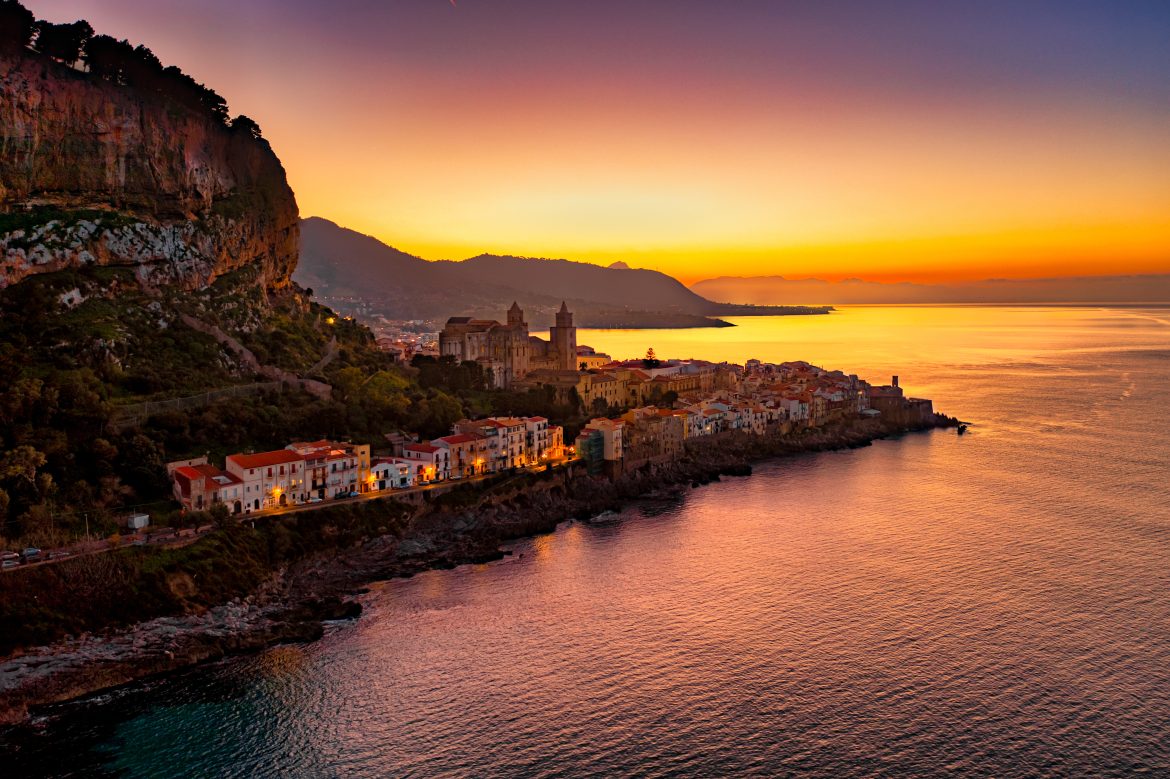 Vue aérienne panoramique de Cefalù, en Sicile, au coucher du soleil. Petite ville sicilienne près de Palerme.