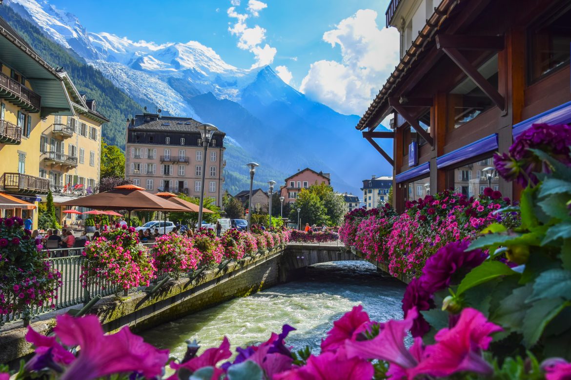 Vue sur la rivière Arve et le massif du Mont-Blanc depuis le centre de Chamonix.