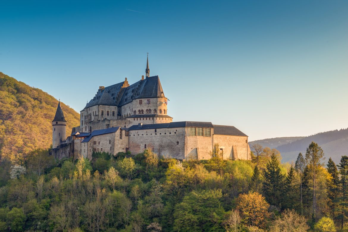 Le château médiéval de Vianden, construit au sommet d'une montagne au Luxembourg