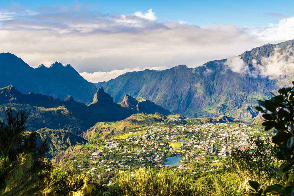 Paysage avec la ville de Cilaos au Cirque de Cilaos, île de La Réunion