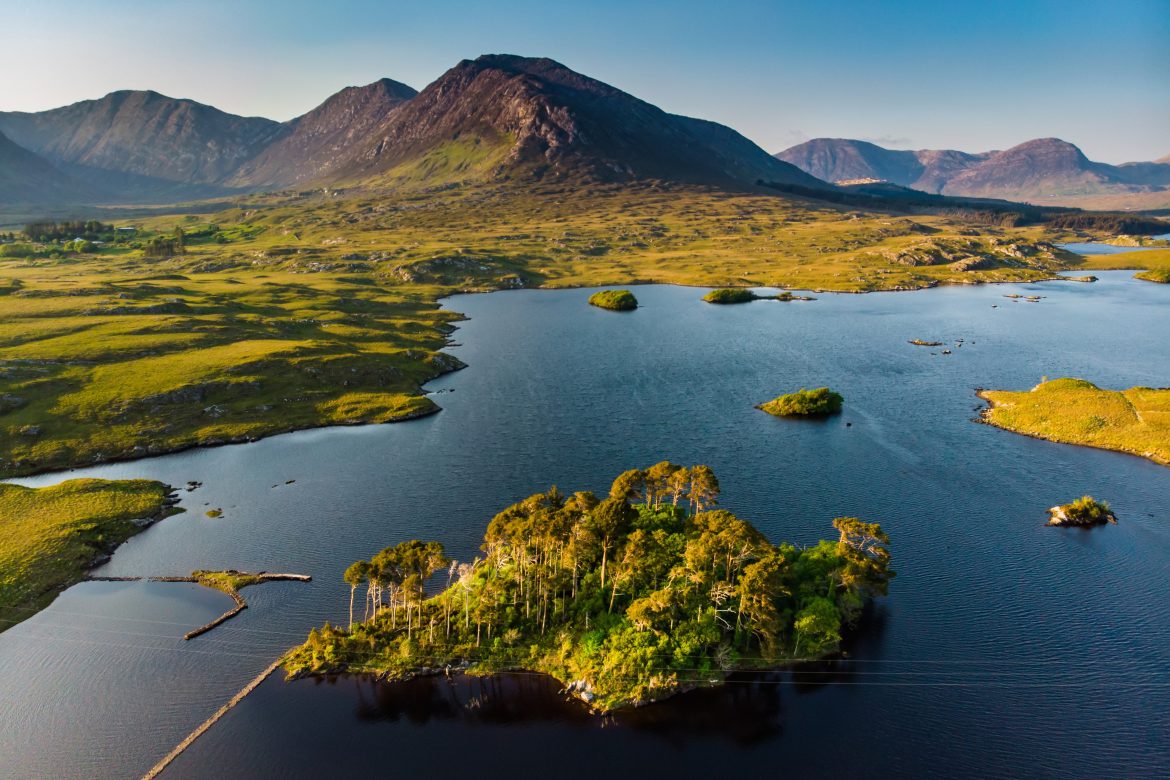 L'île de Twelve Pines, se dressant sur un magnifique fond formé par les pics acérés d'une chaîne de montagnes appelée Twelve Pins ou Twelve Bens, Connemara, comté de Galway, Irlande