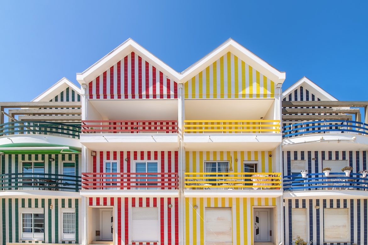 Rue avec des maisons colorées à Costa Nova, Aveiro, Portugal.