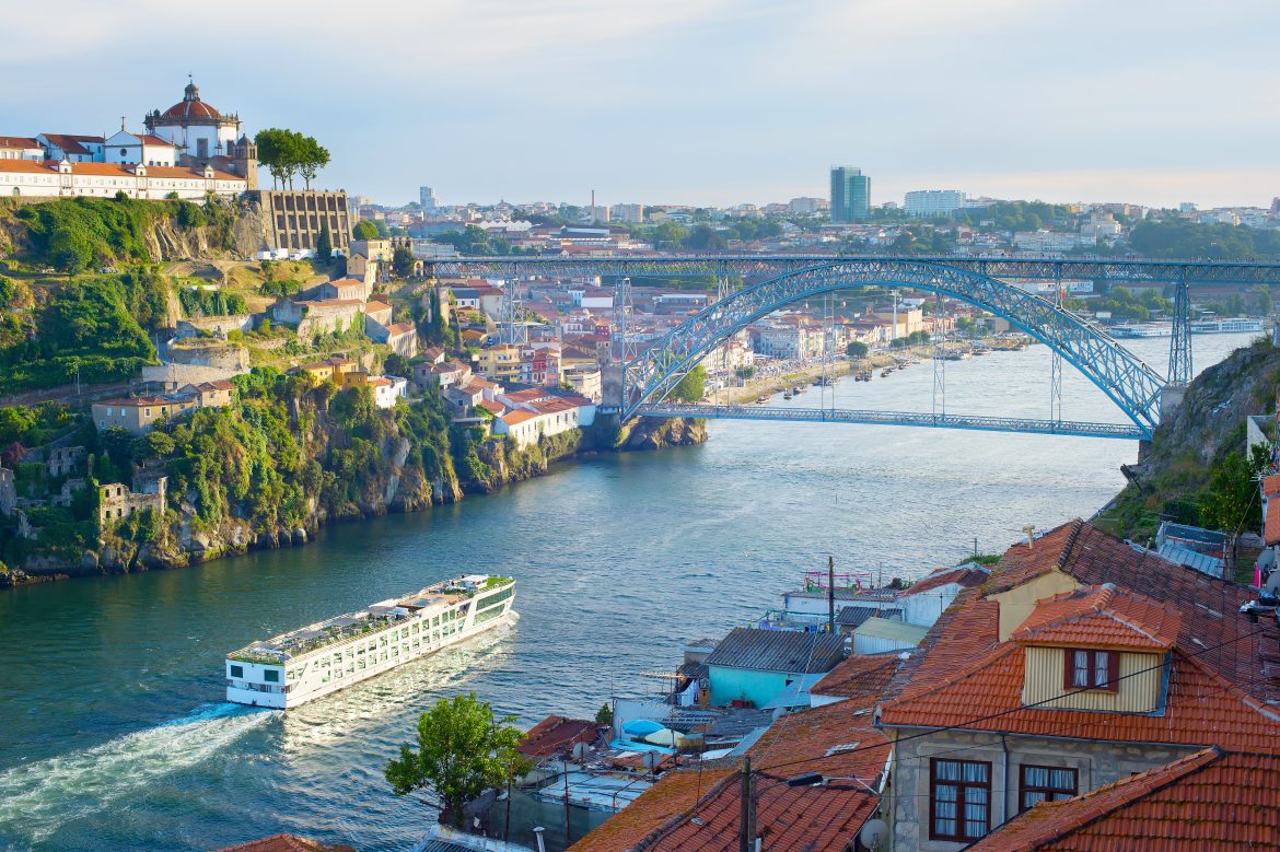 Un bateau de croisière arrive à Porto, sur le Douro. Portugal