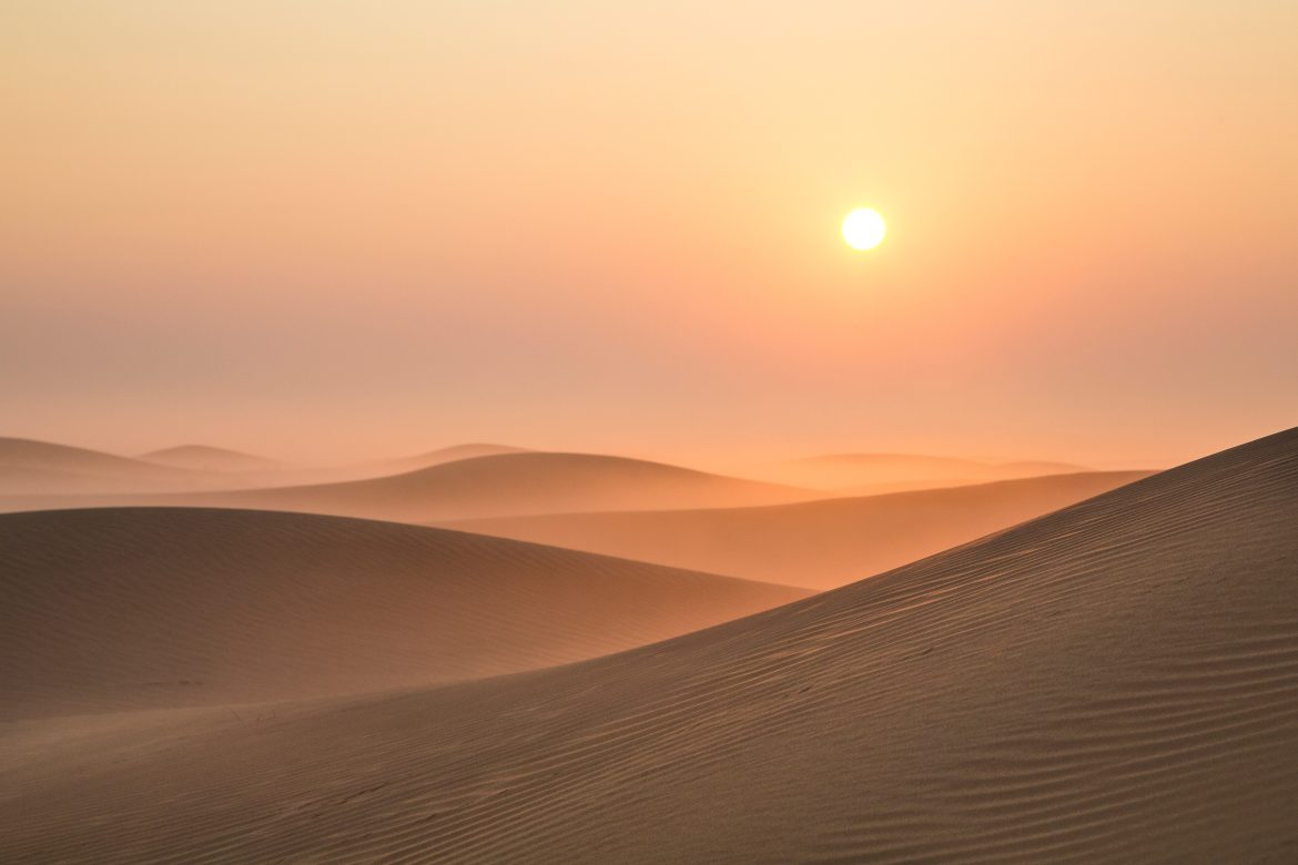 Lever de soleil dans un désert près de Dubaï