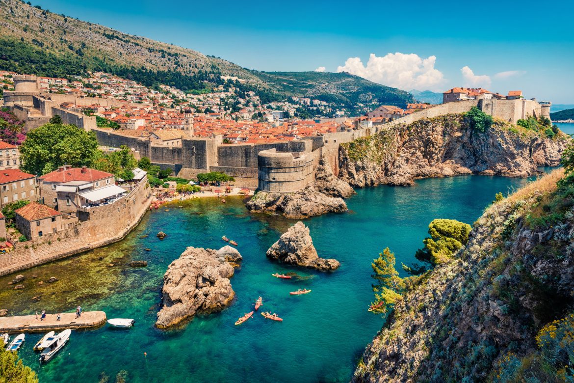 Vue matinale pittoresque du célèbre fort Bokar à Dubrovnik. Panorama estival de la Croatie, en Europe. Magnifique paysage méditerranéen.