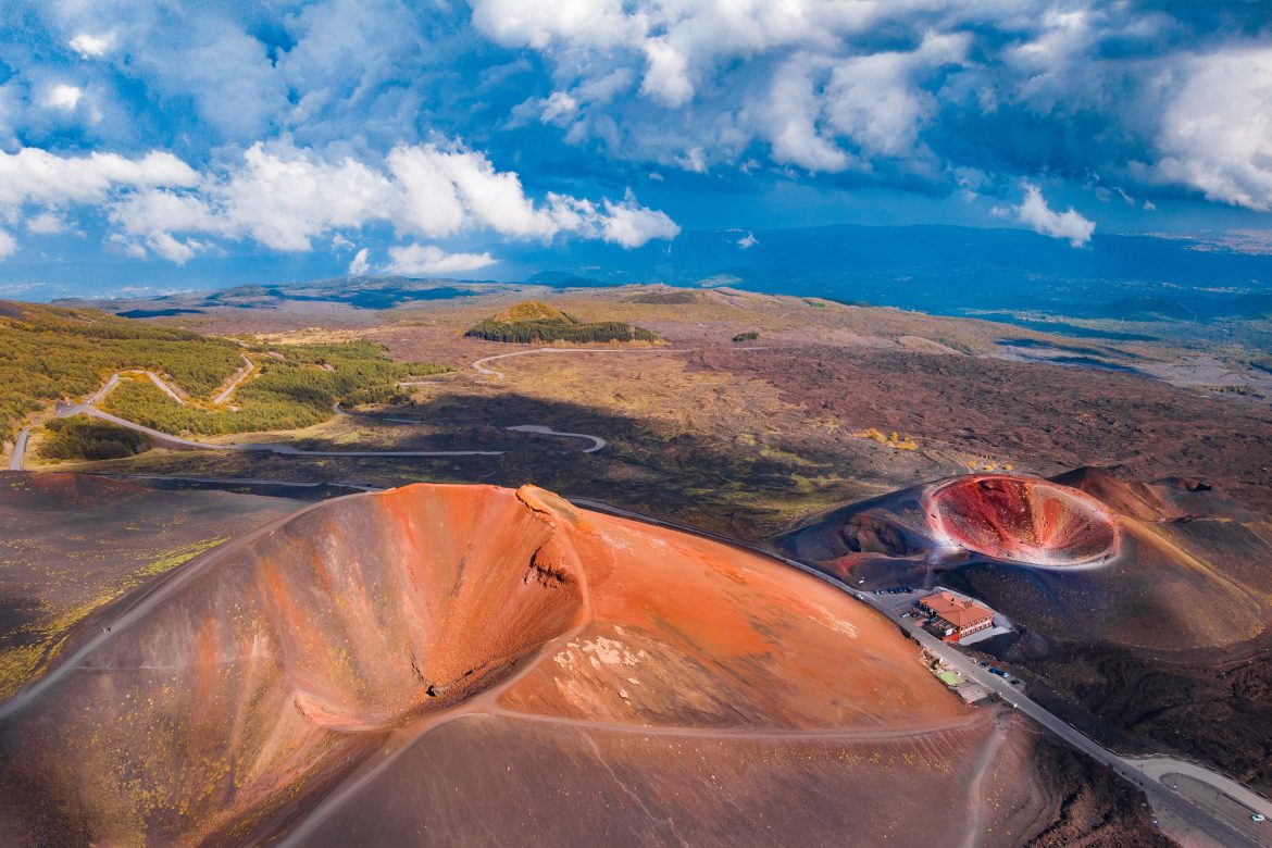 Cratère éteint du volcan Etna, en Sicile (Italie). Photo aérienne.