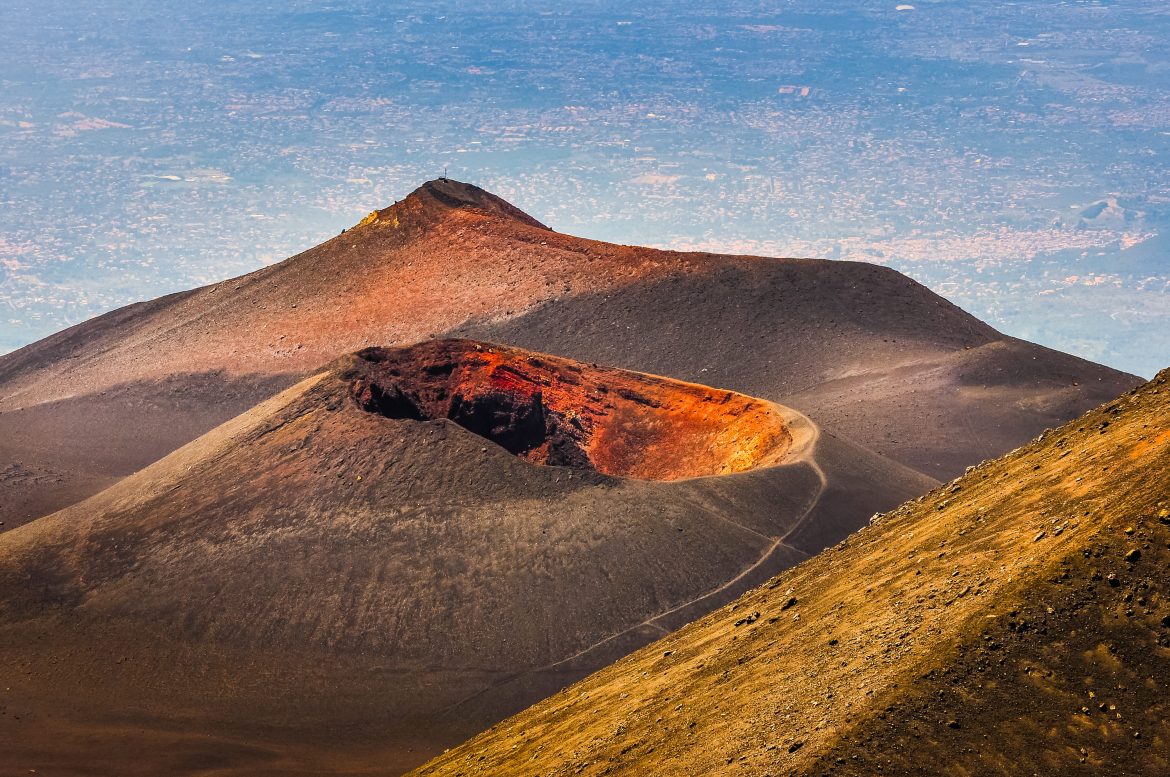 Vue aérienne sur un cratère de l'Etna en Sicile