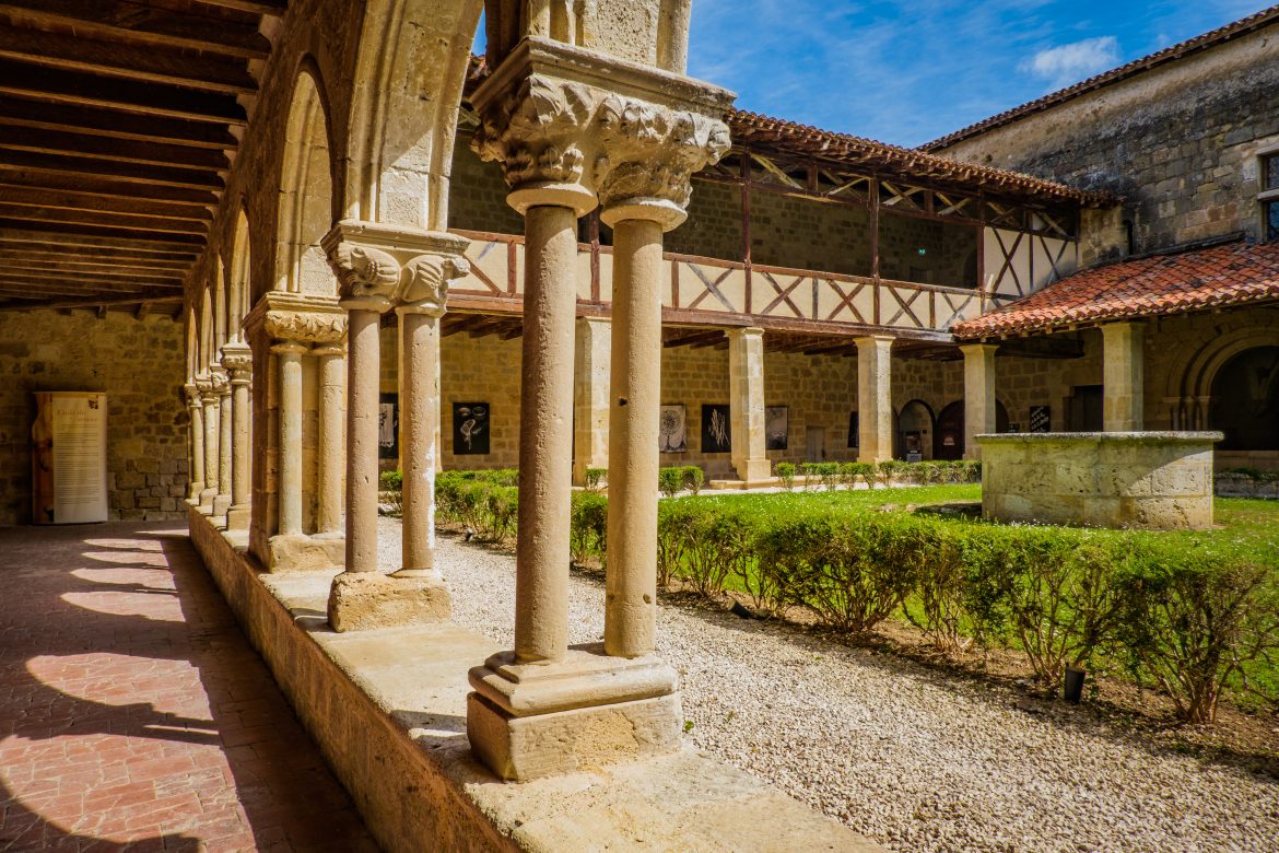 Vue sur les arcades du cloître médiéval de l'abbaye romane de Flaran, dans le sud de la France (Gers).
