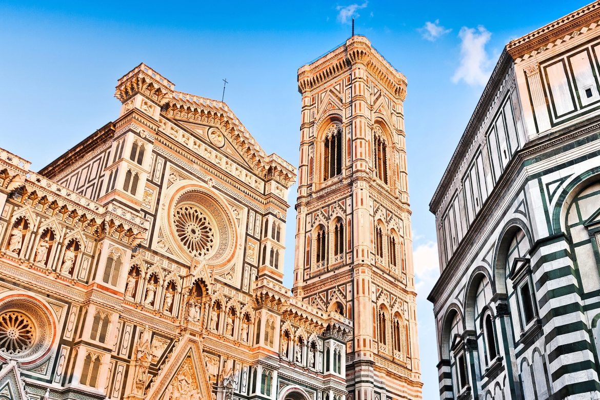 La célèbre cathédrale Santa Maria del Fiore, avec son campanile de Giotto et son baptistère Saint-Jean, au coucher du soleil sur la Piazza del Duomo à Florence, en Toscane, en Italie.