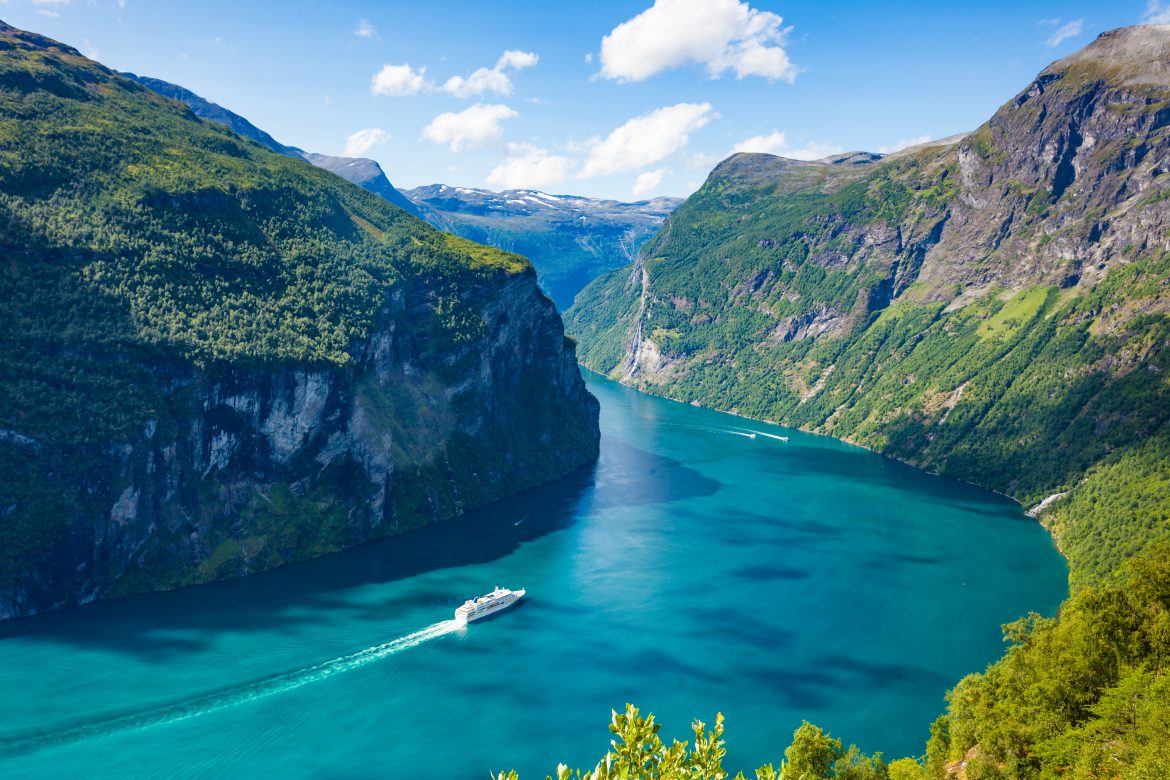 Fjord de Geirangerfjord avec bateau de croisière, vue depuis le belvédère d'Ornesvingen, Norvège.