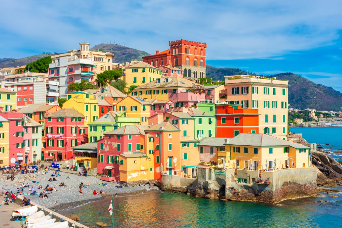 Vue de la ville colorée de Boccadasse en bord de mer, Gênes.
