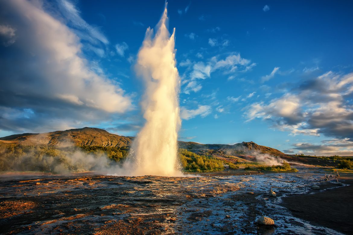 Éruption impressionnante du geyser Strokkur en Islande au coucher du soleil. Le geyser Strokkur est l'un des sites naturels les plus populaires et une destination touristique incontournable du Cercle d'Or, en Islande.