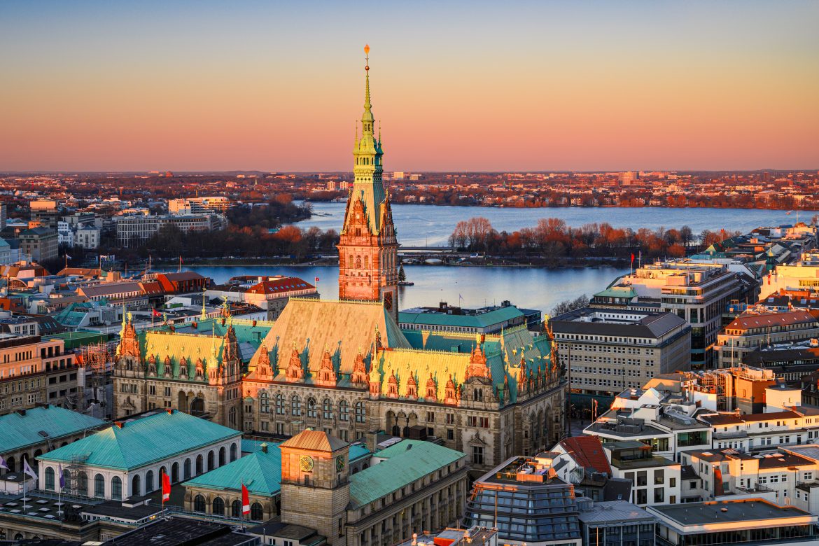 Vue aérienne de l'hôtel de ville de Hambourg, en Allemagne
