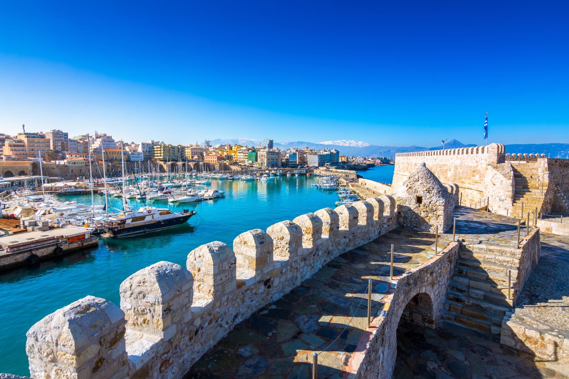 Le port d'Héraklion avec l'ancien fort vénitien de Koule et ses chantiers navals, Crète