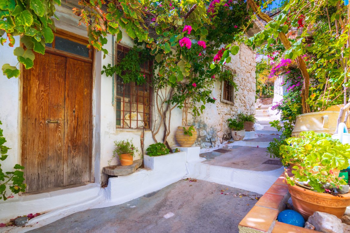 Ruelle fleurie à Kritsa en Crète
