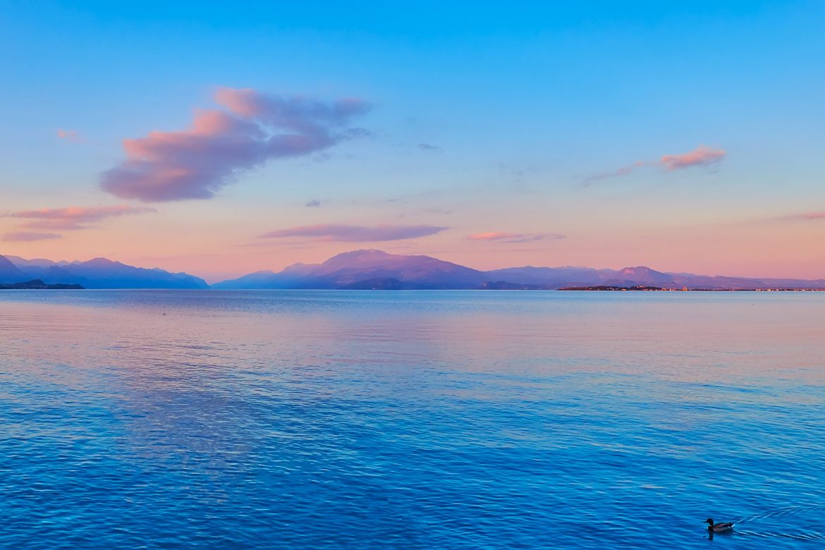 Coucher de soleil violet sur le lac de Garde