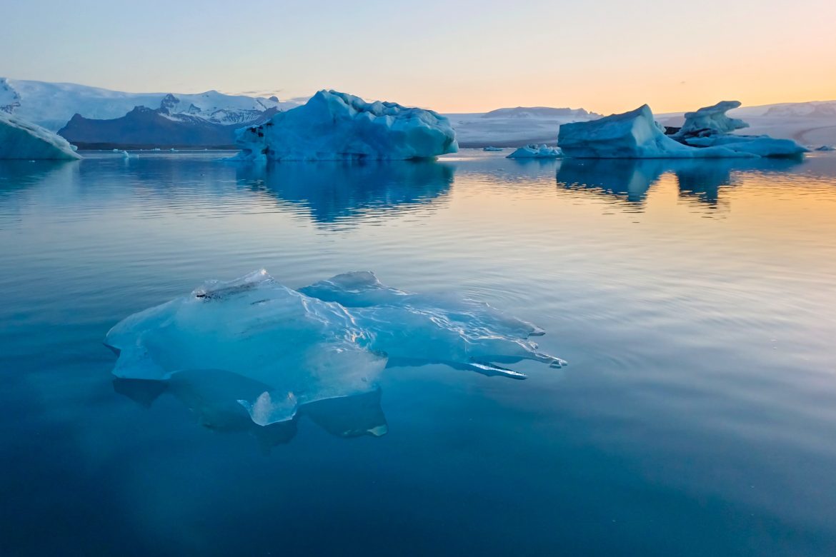 Lac Jokulsarlon au couché de soleil en Islande