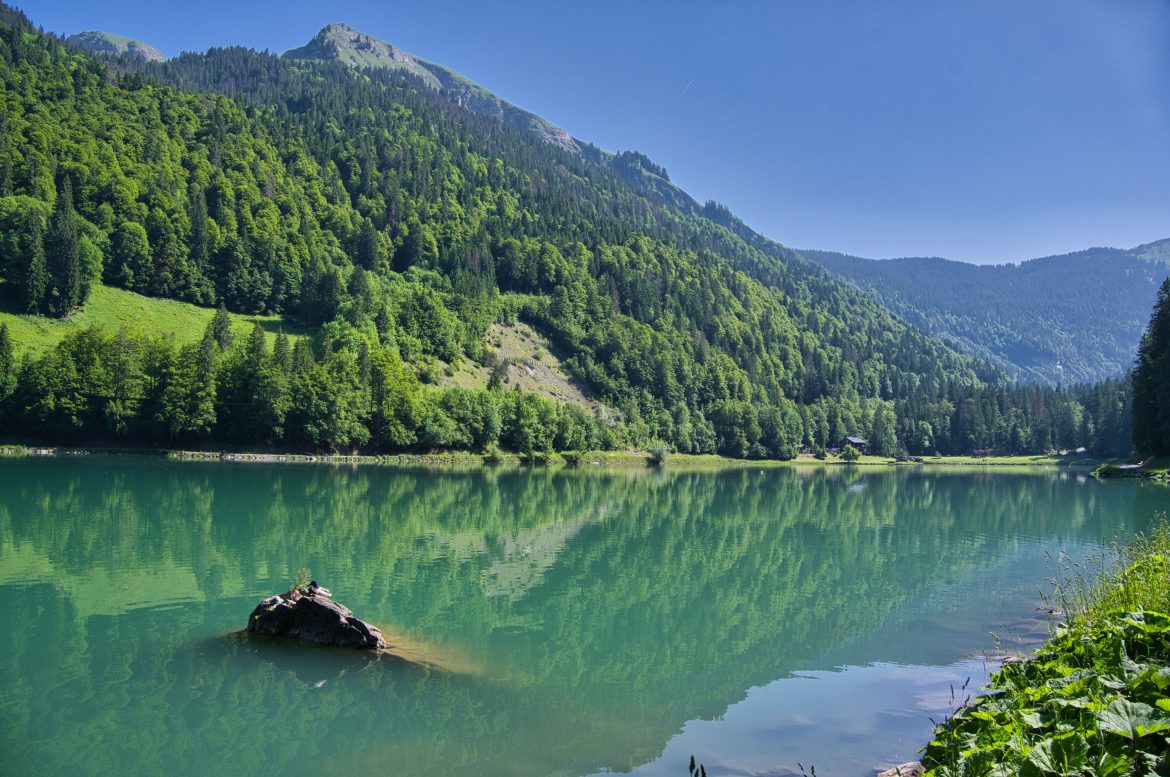 Lac de Montriond dans les Alpes