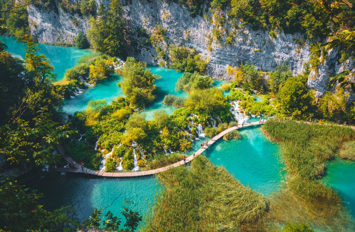 Vue paisible sur les cascades paradisiaques du parc national des lacs de Plitvice.