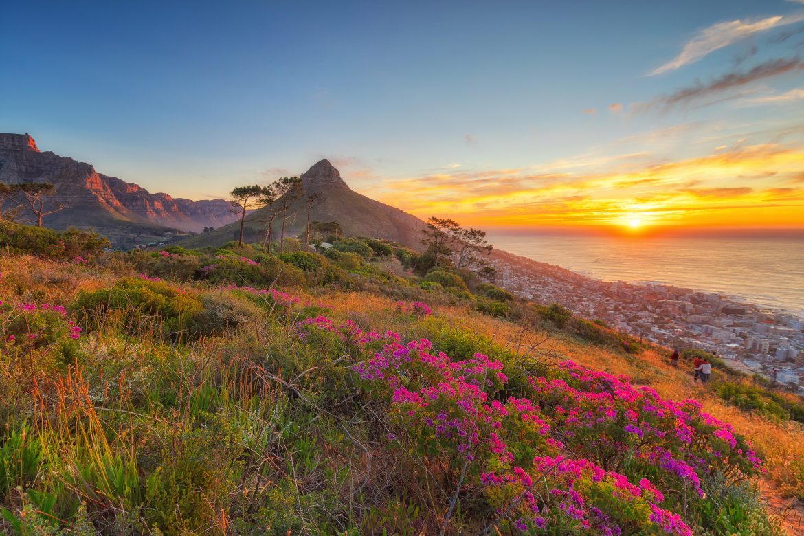 Lion's Head au coucher du soleil, vue depuis Signal Hill, au Cap, en Afrique du Sud
