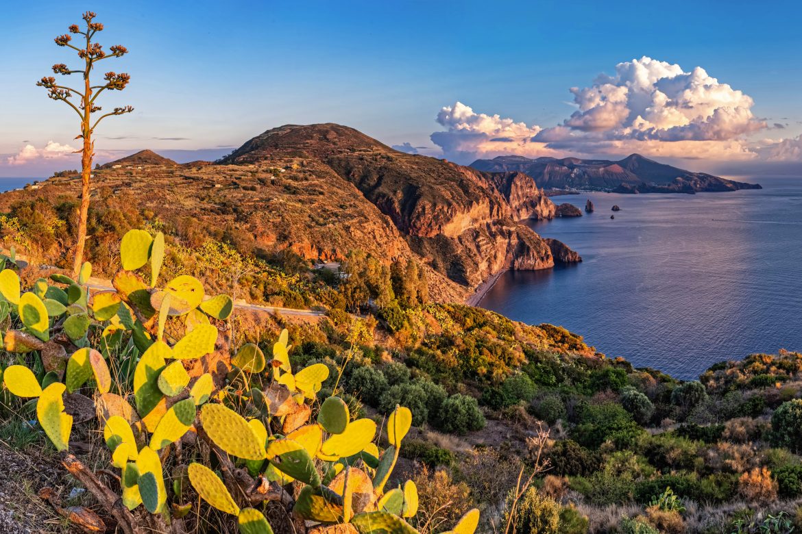 Paysage sur Lipari au couché de soleil