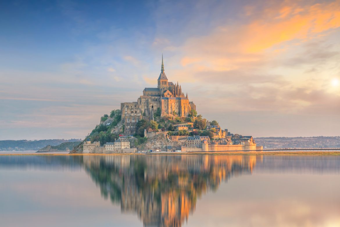 Le Mont Saint-Michel au crépuscule, en Normandie