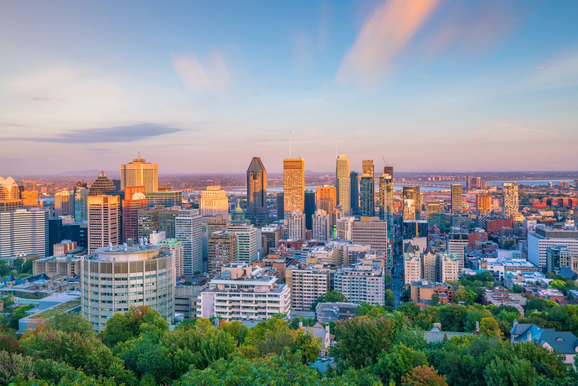 Vue panoramique des toits du centre-ville de Montréal au coucher du soleil au Canada