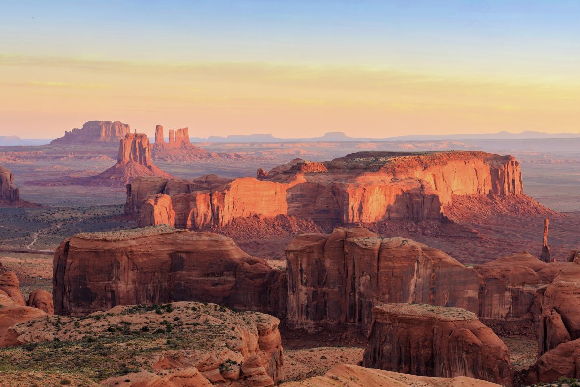 Incroyable paysage sur la Monument Valley dans l'Ouest Américain, au couché du soleil