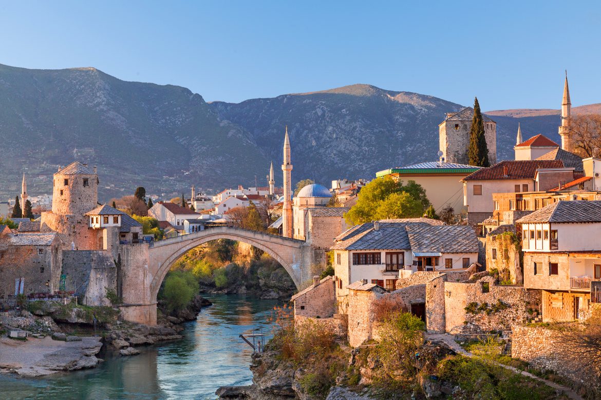 Vue de Mostar au coucher du soleil, avec le pont, les maisons et les minarets, en Bosnie-Herzégovine.