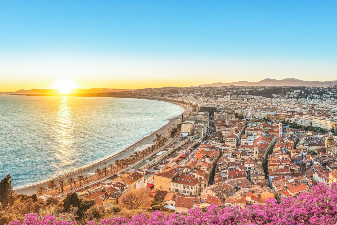 Panorama sur la ville de Nice avec un coucher de soleil sur la mer