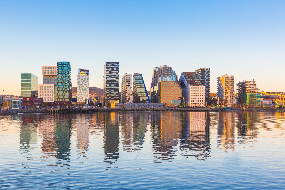 Bâtiments modernes d'Oslo, en Norvège, se reflétant dans l'eau.