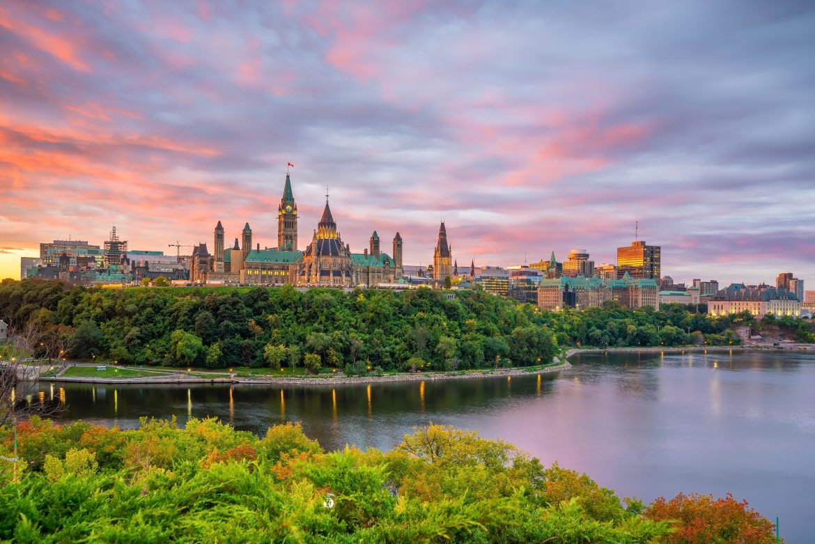 Colline du Parlement à Ottawa, Ontario, Canada, au coucher du soleil