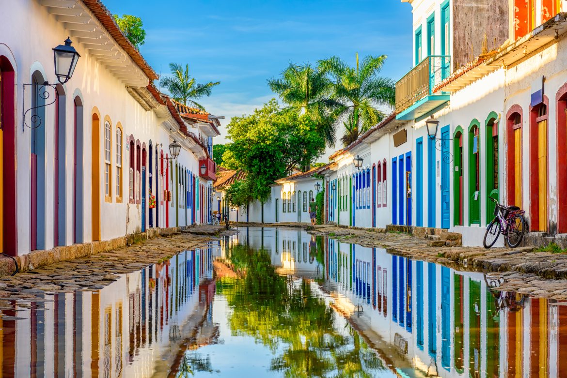 Rue du centre historique de Paraty, Rio de Janeiro, Brésil.