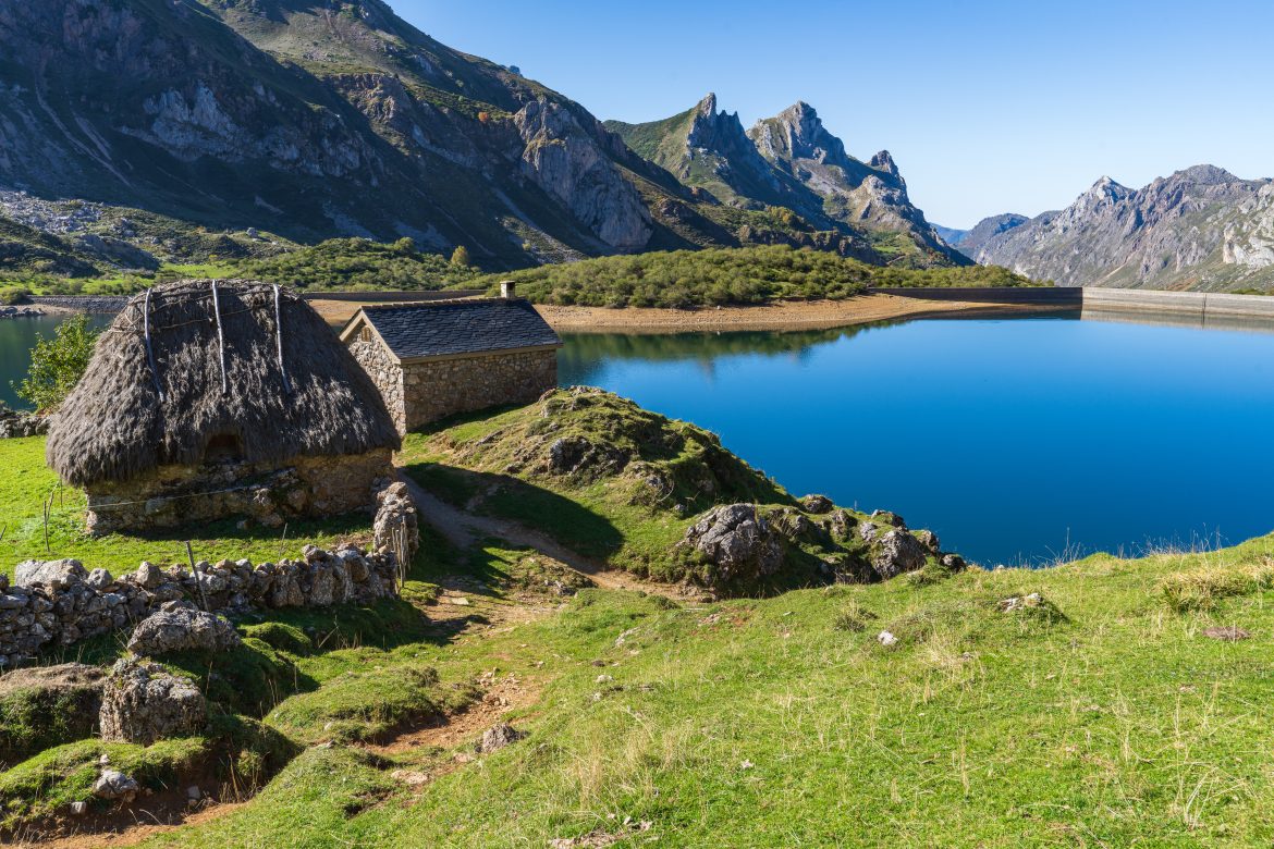 Vue du lac de la Vallée dans le parc naturel de Somiedo, en Asturies.