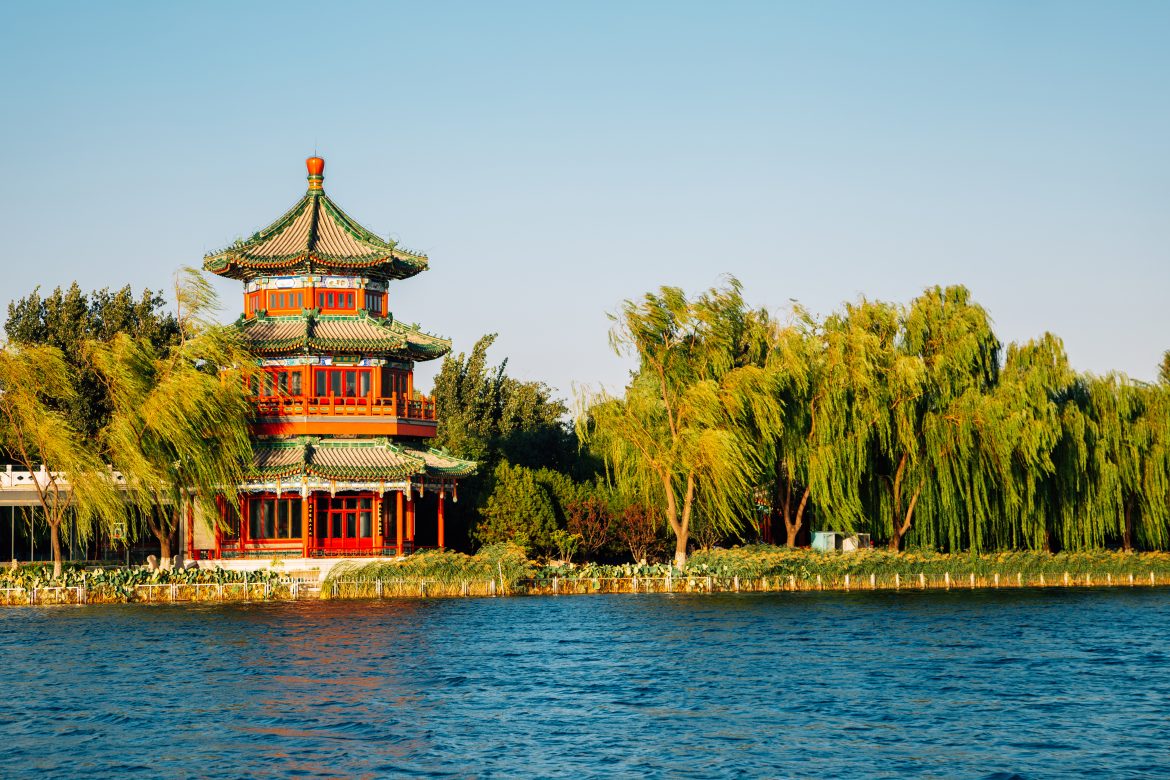 Lac Shichahai Houhai et pavillon traditionnel chinois à Pékin, en Chine
