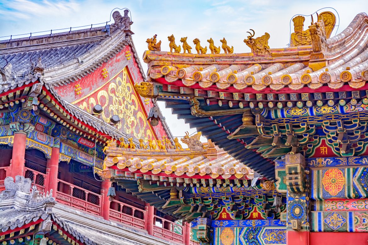 Architecture traditionnelle chinoise - ornements colorés et statues de dragons sur le toit du temple des Lamas à Pékin, en Chine